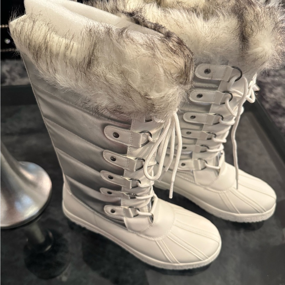 Brand NEW Snow Boots Sz 9